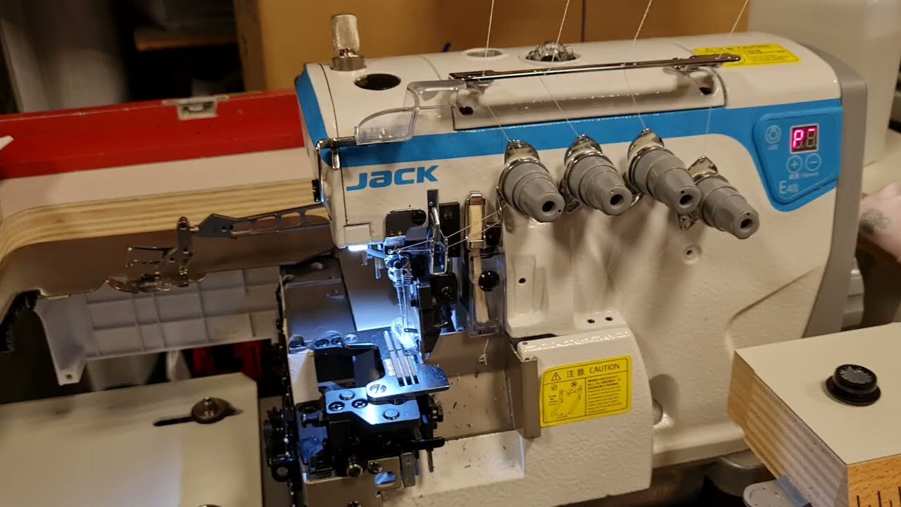Owerlok Jack E4s  r&oacute;żnice w stosunku do modelu E4