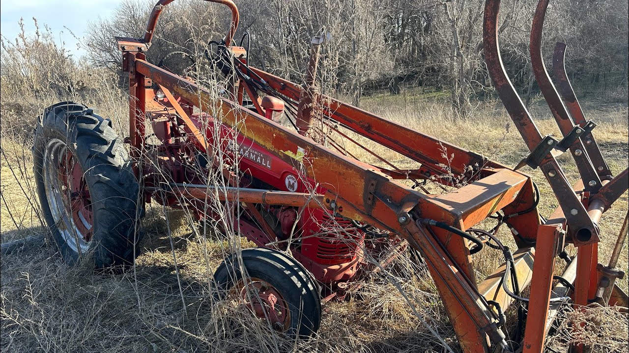 Can I rescue this busted Farmall Super M? Abandoned after busted front axle.