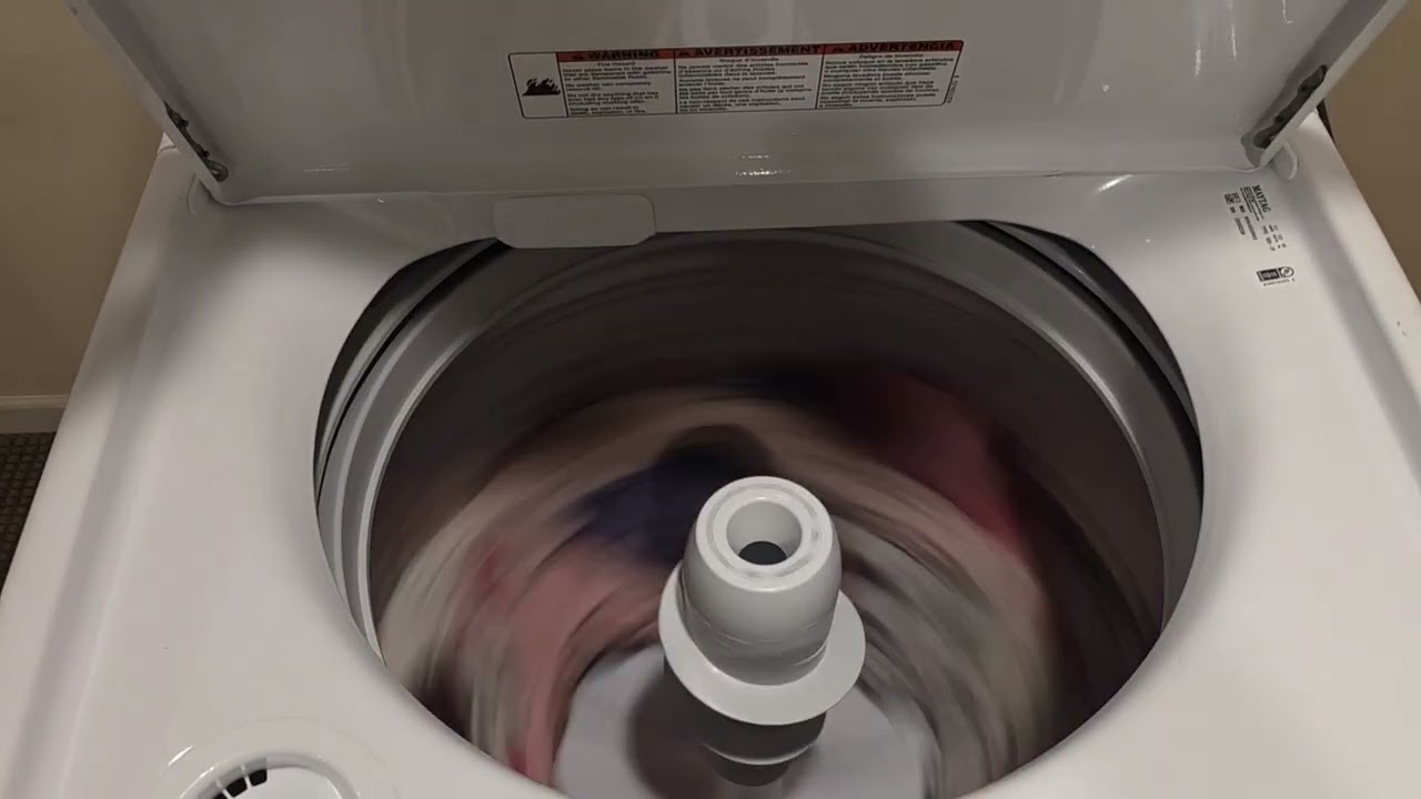 Демонстрация работы стиральной машины Maytag и электрической сушилки Kenmore.