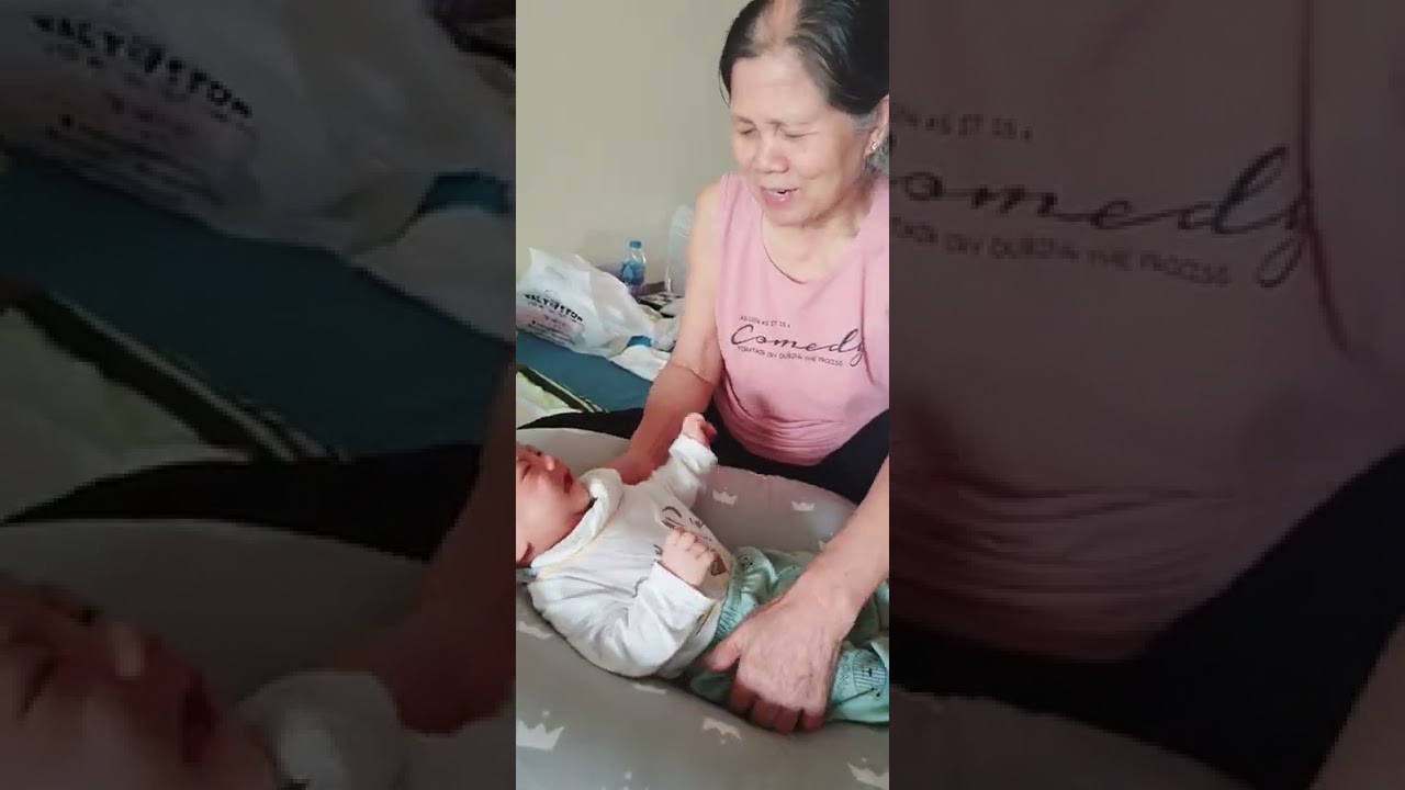 Ken nằm chơi với bà ngoại