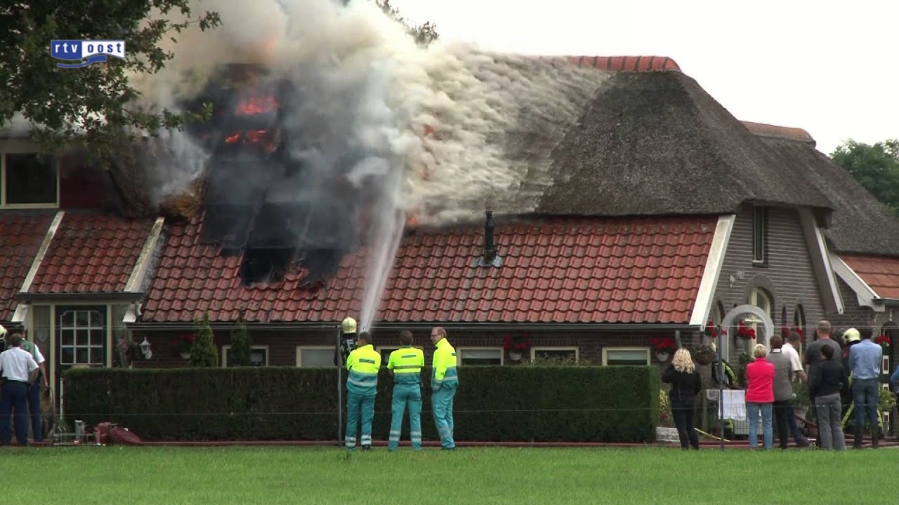 Uitslaande brand in woning met rieten kap in Hellendoorn