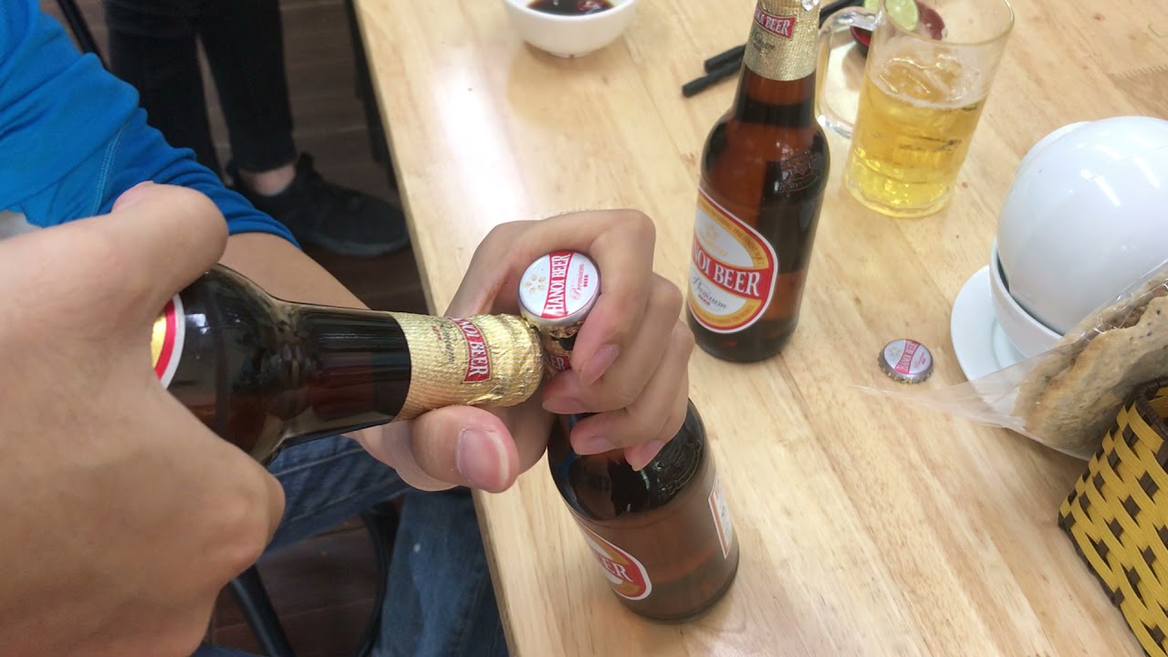 Hướng dẫn c&aacute;ch khui bia bằng tay kh&ocirc;ng - How to Open the cap of the beer bottle