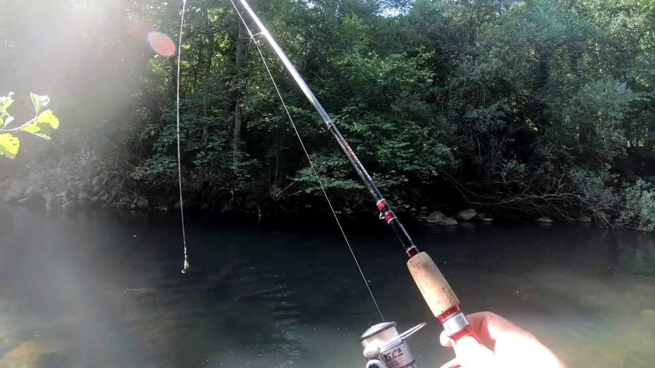 Pesca con cucharilla en arroyo de montaña 4K Full HDR