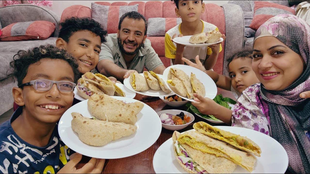 تحدي اكل / مع الاولاد على الفطار وسندوتشات يوم سعيد عليكم سندوتشات الفول والفلافل