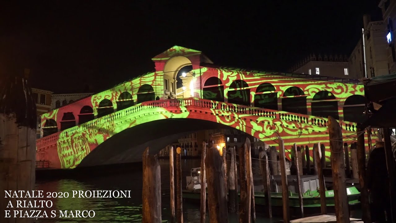 Venezia Natale 2020 proiezioni con luci nel ponte di Rialto e albero in piazza S Marco