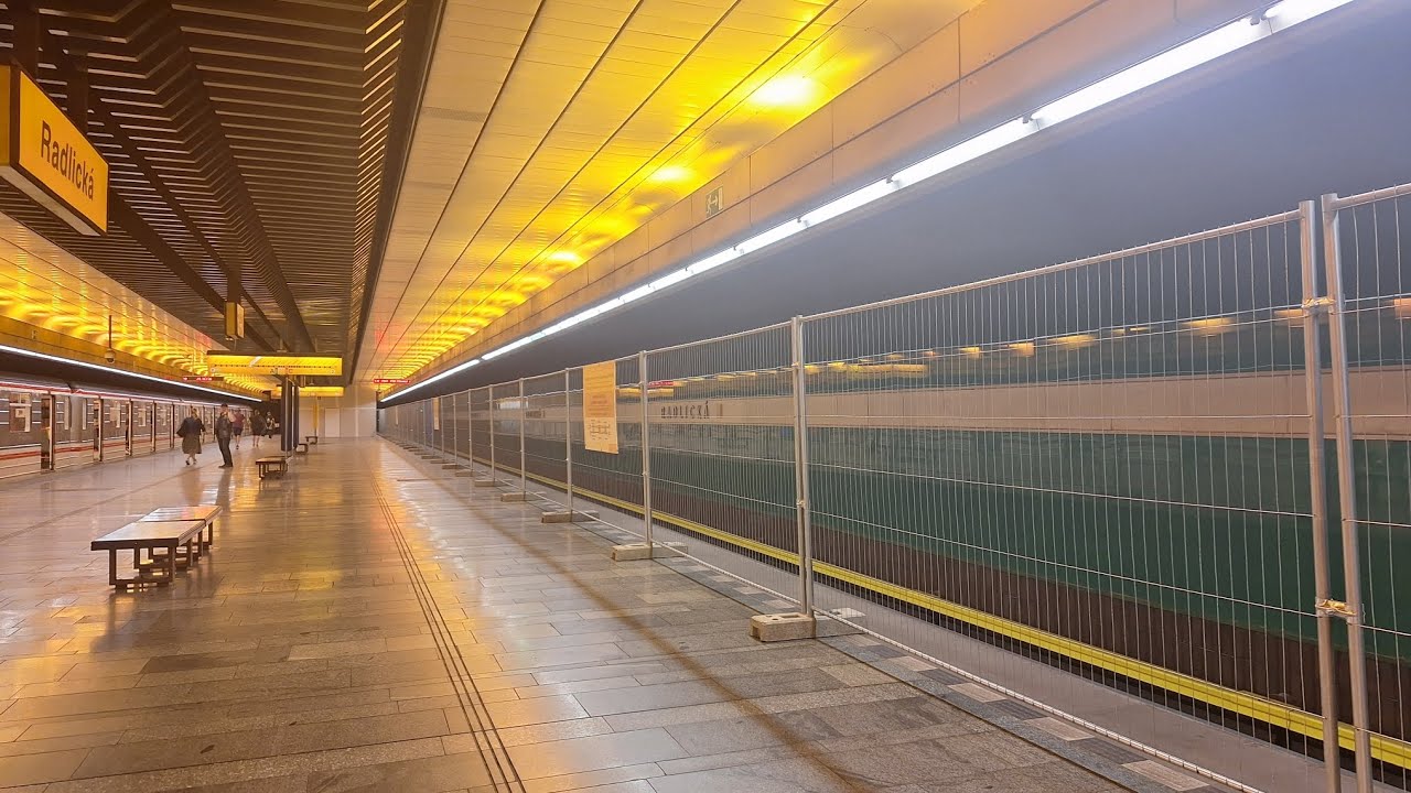 Průjezd metrem B zavřenou stranou nástupiště ve směru Černý Most stanicí Radlická. 22.9.2024