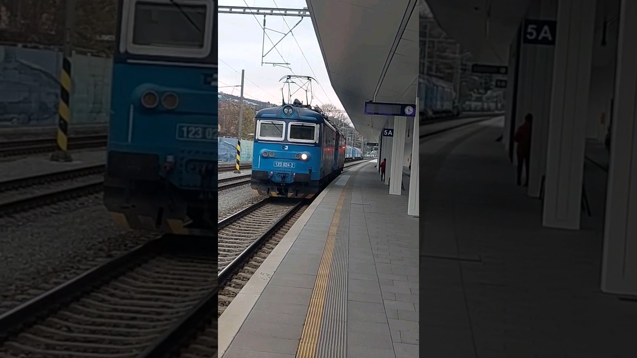 Uhelka 123 024 s pěkn&yacute;m pozdravem v Radot&iacute;ně