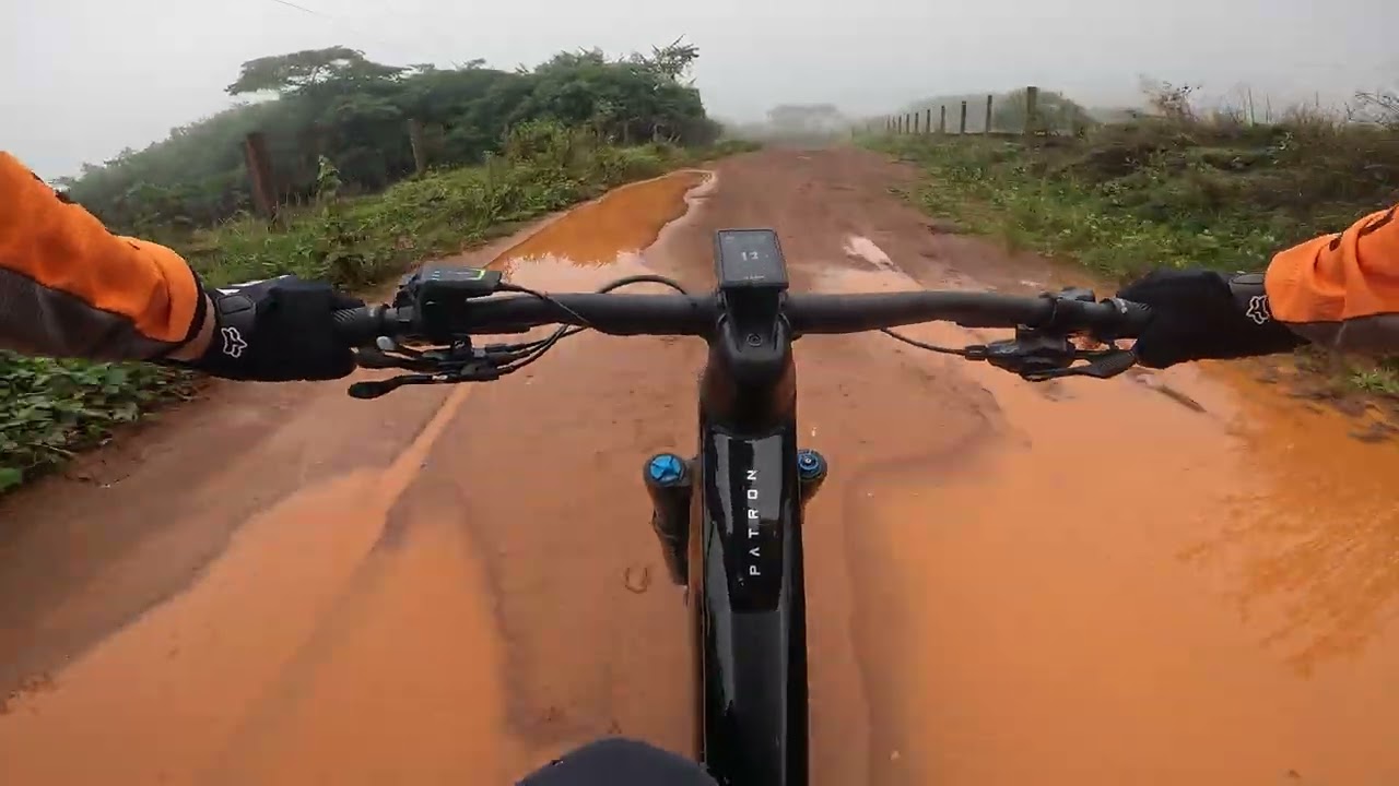 Pedal na estrada de acesso a Pedra Grande (Igarapé) após forte chuva na madrugada