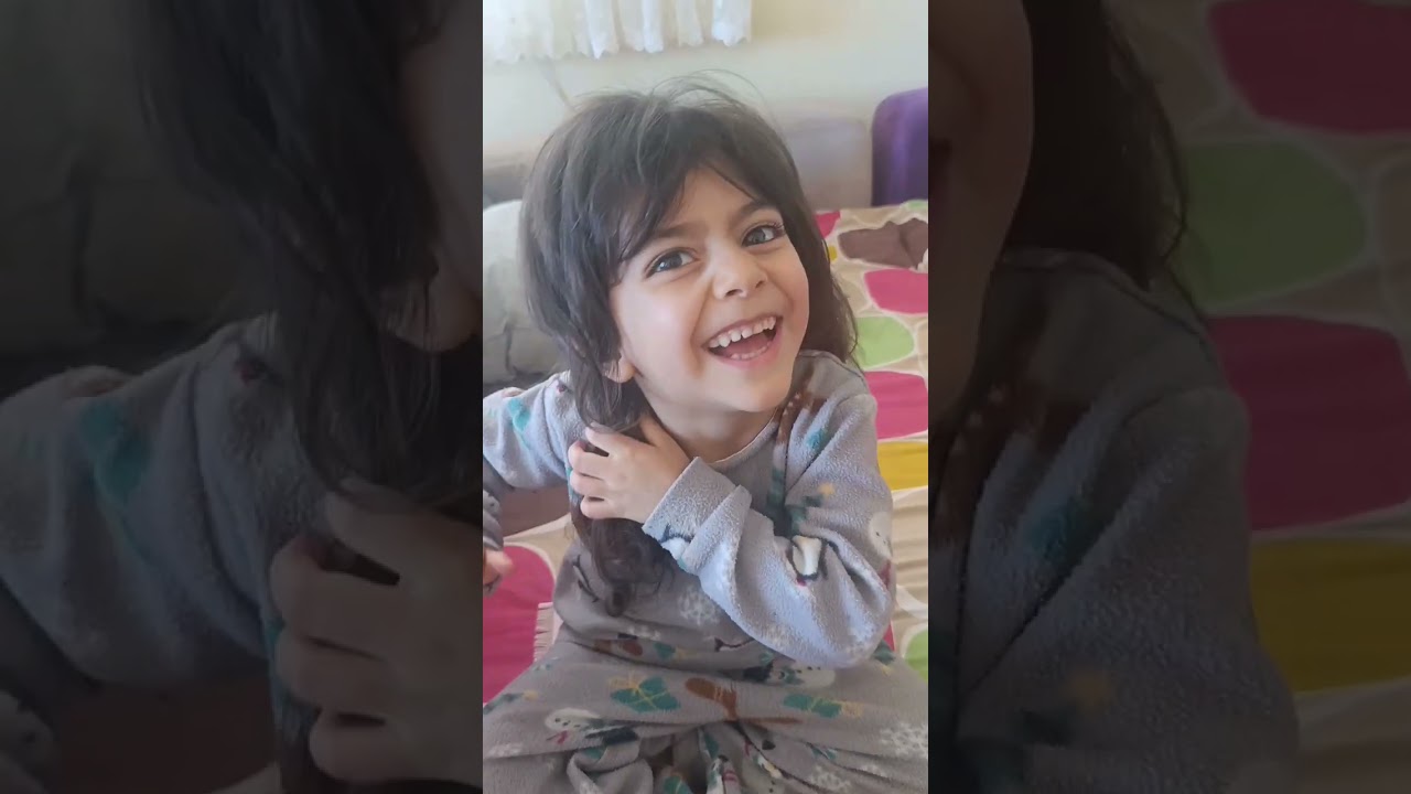 Ekim'in saçlarını yapmaya çalıştık. Kuaför Eylül müşteriyi bir türlü memnun edemedi. 