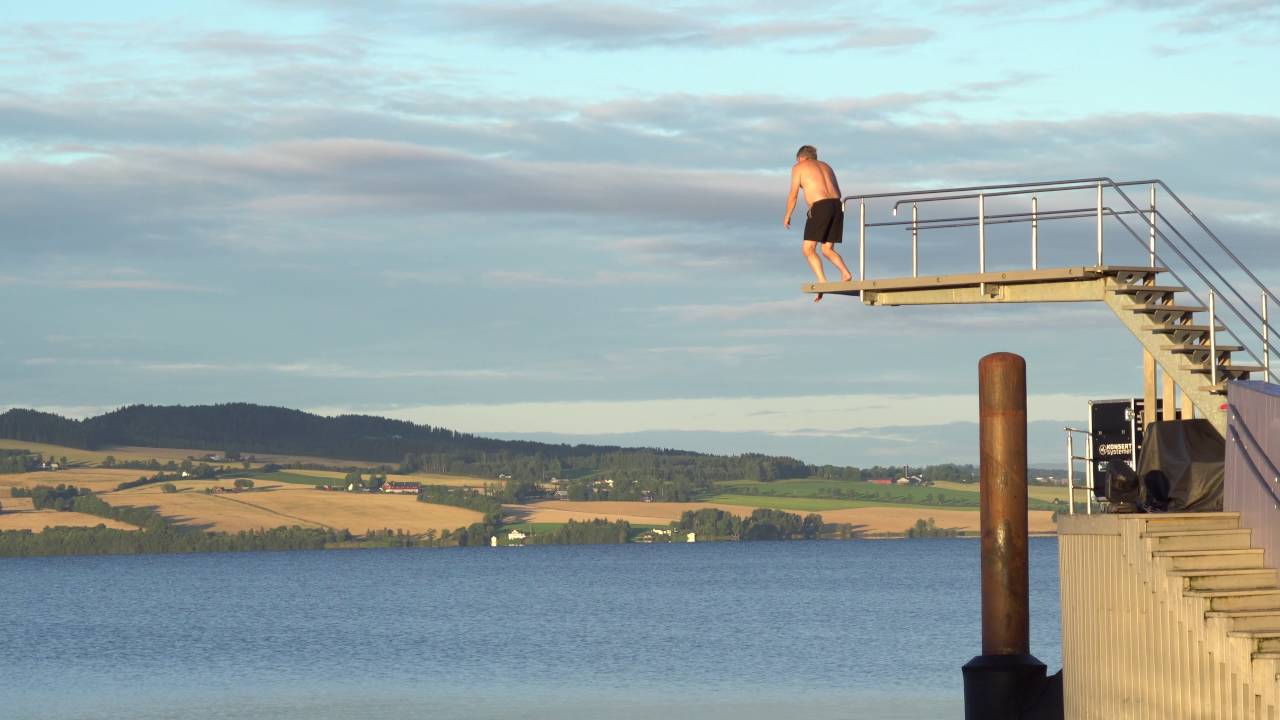 Ole Edvard Antonsen hopper fra stupetårnet - Soloppgangskonsert på Stupetårn