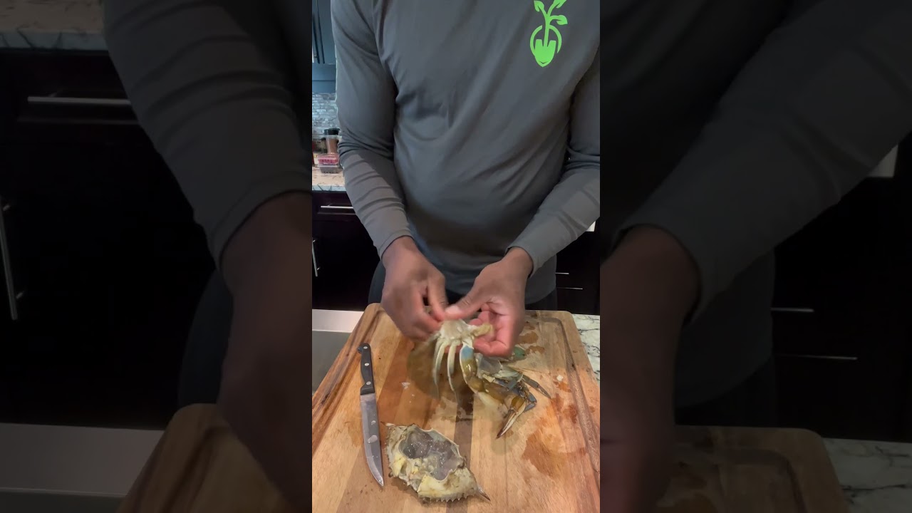 How to clean a blue crab 🦀 #crabs