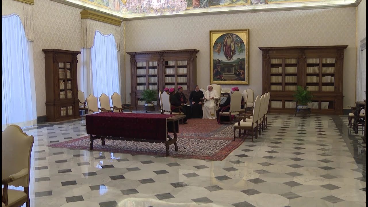 Bishops from Pakistan meet with Pope Francis, present him with detailed rug