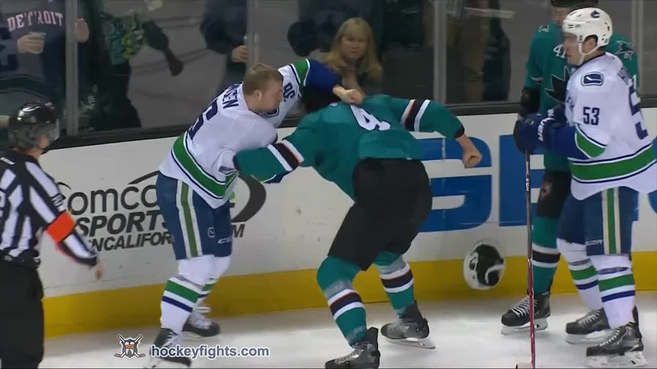Jannik Hansen vs Brenden Dillon Mar 7, 2015
