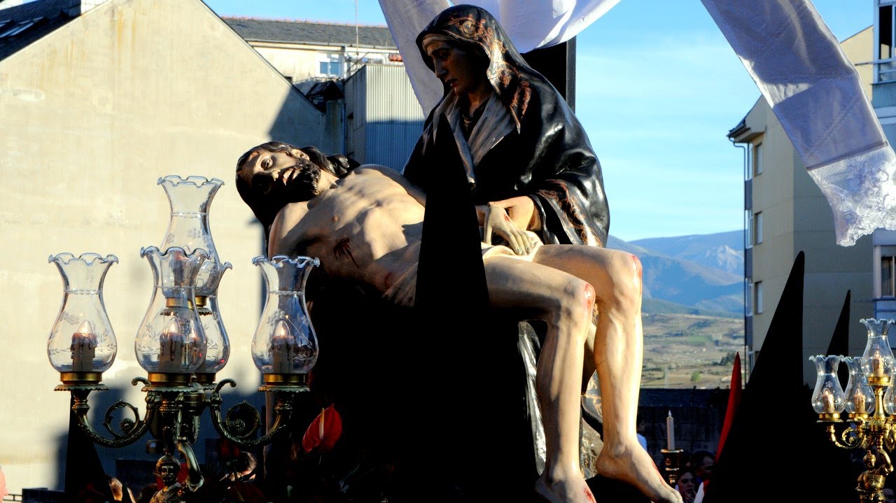 El calor acompañó a la Procesión del Entierro en Ponferrada