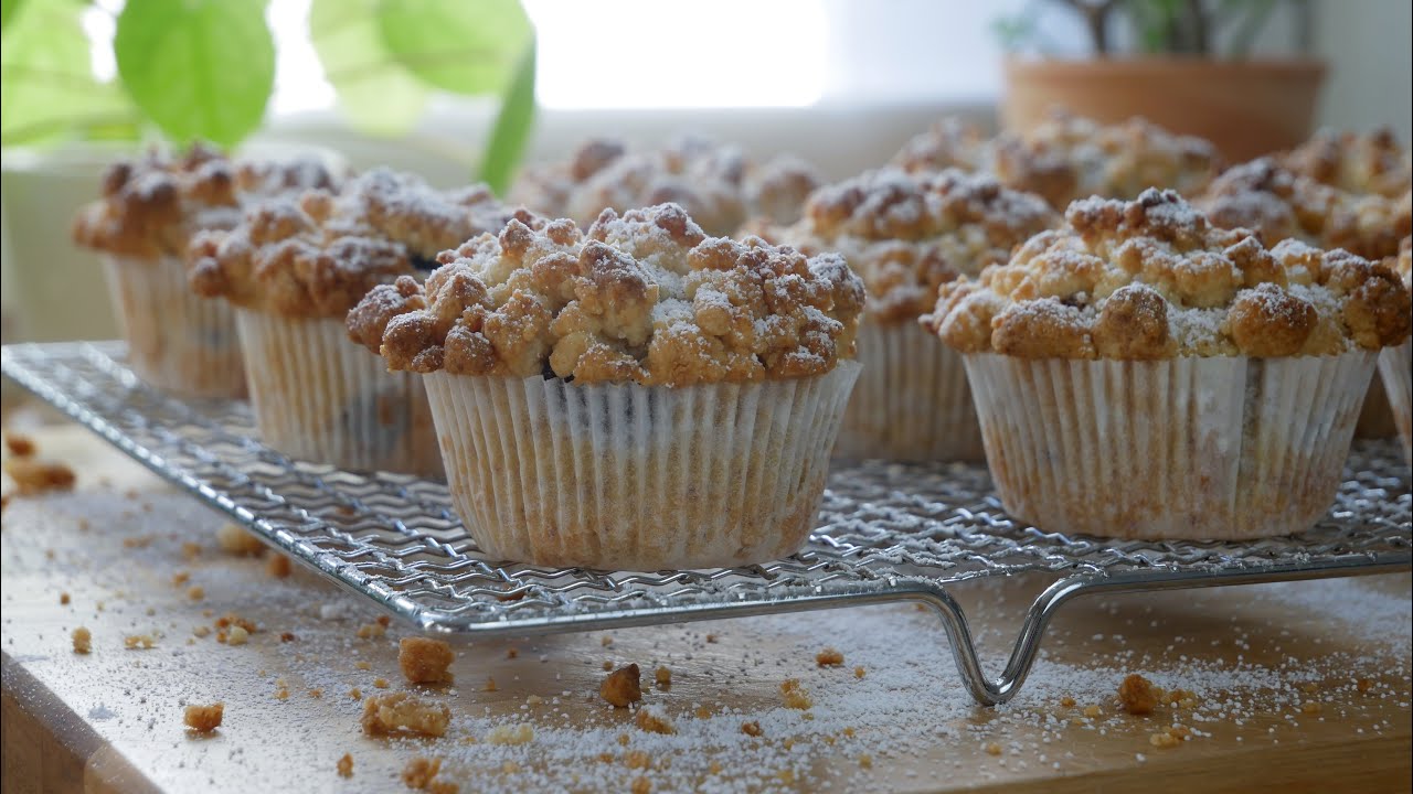 Quarkstollen Muffins mit Marzipan Streuseln (Rezept) || Quark Stollen Muffins with Marzipan Crumbles