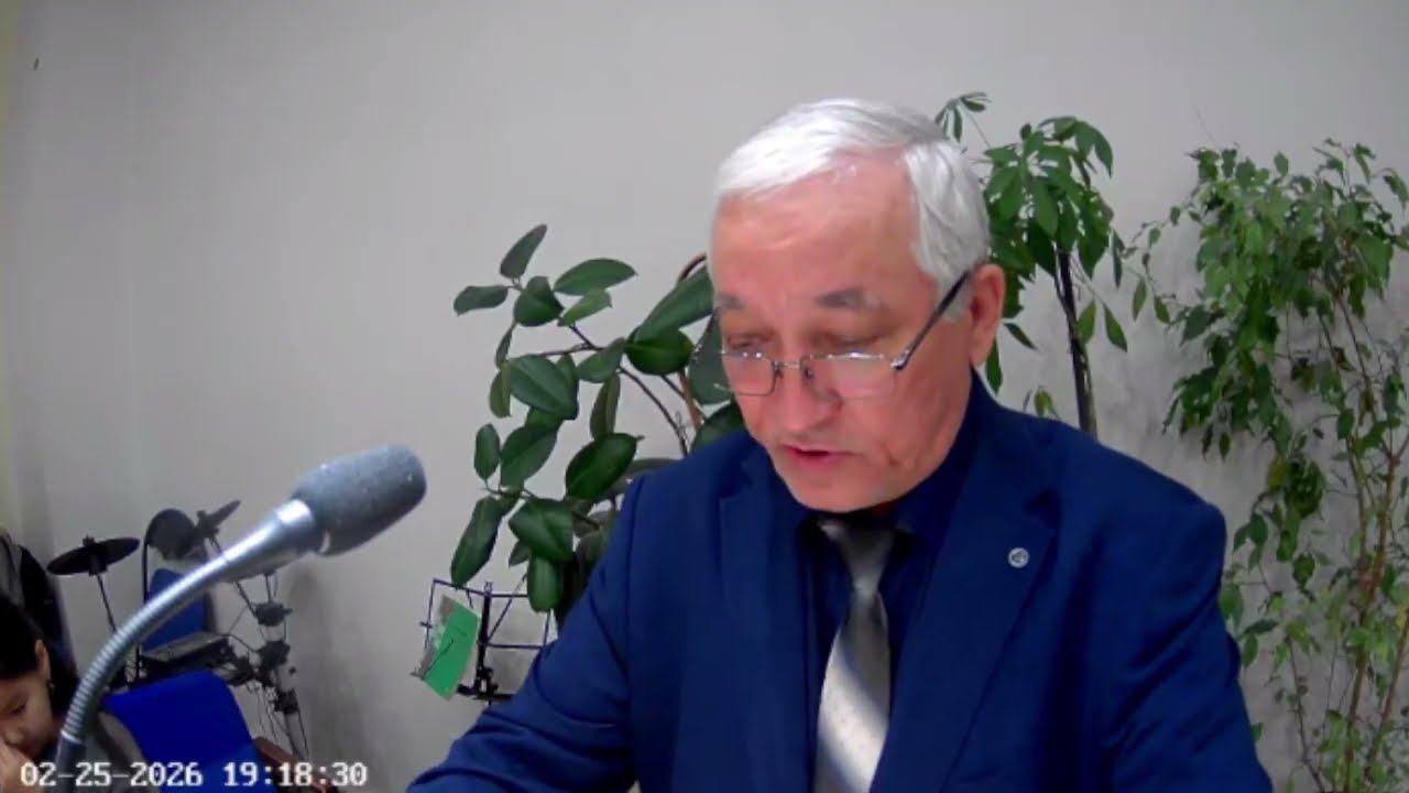 И пошел он оттуда, и нашел Елисея, сына Сафатова, когда он орал; двенадцать пар волов было у него