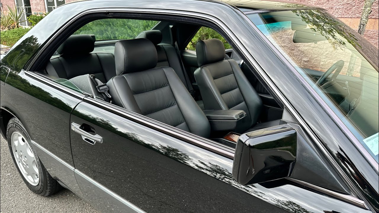 Mercedes-Benz 300CE 1993 года выпуска, полностью оригинальный, черно-черный, 2 владельца, пример ...