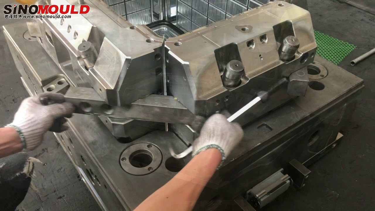 How is the plastic crate mold assembled?
