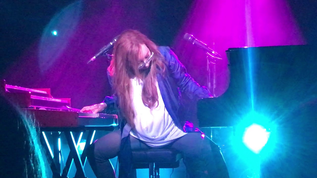 Tori Amos, Luxembourg, September 10th, 2017 : Ruby through the looking-glass.