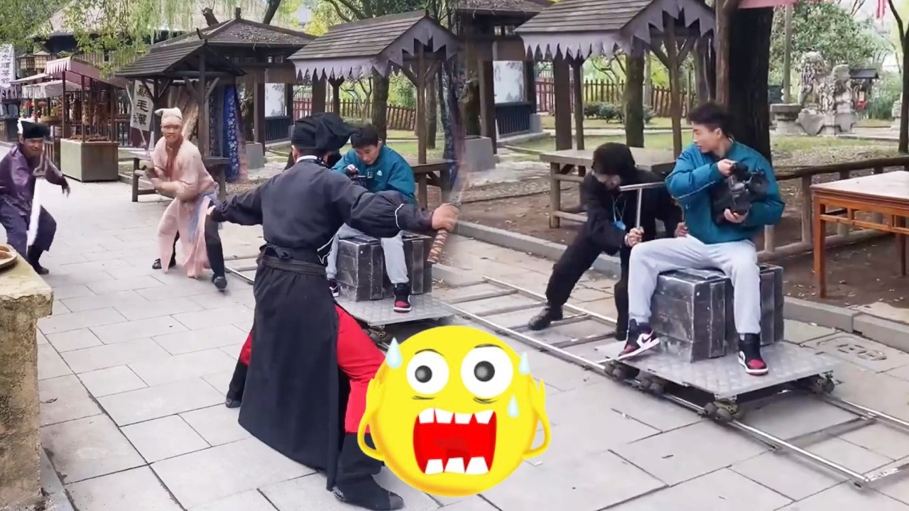 导演你又太草率了😂演员又要重来了# 拍戏现场#搞笑 片场花絮