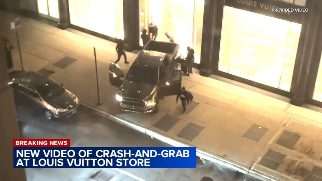 Video shows burglars smash into Chicago Louis Vuitton store