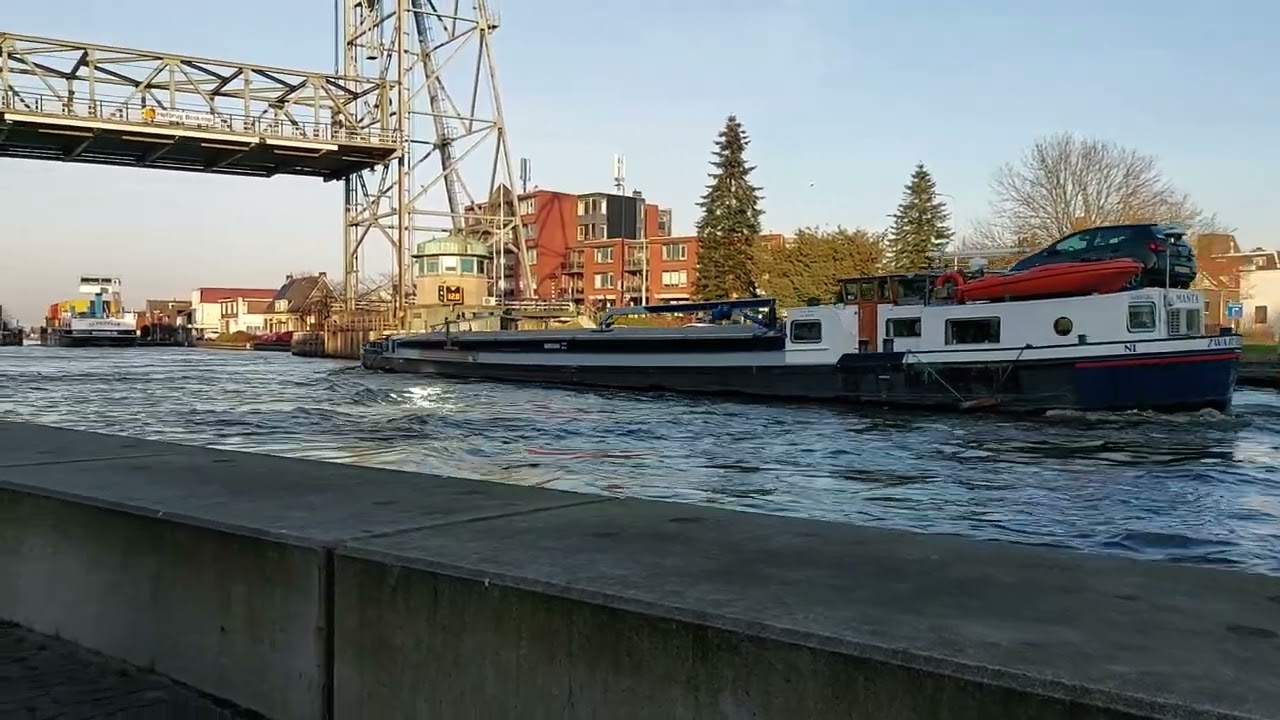 Scheepvaart op de Gouwe, Manta passeert de Boskoopse Hefbrug