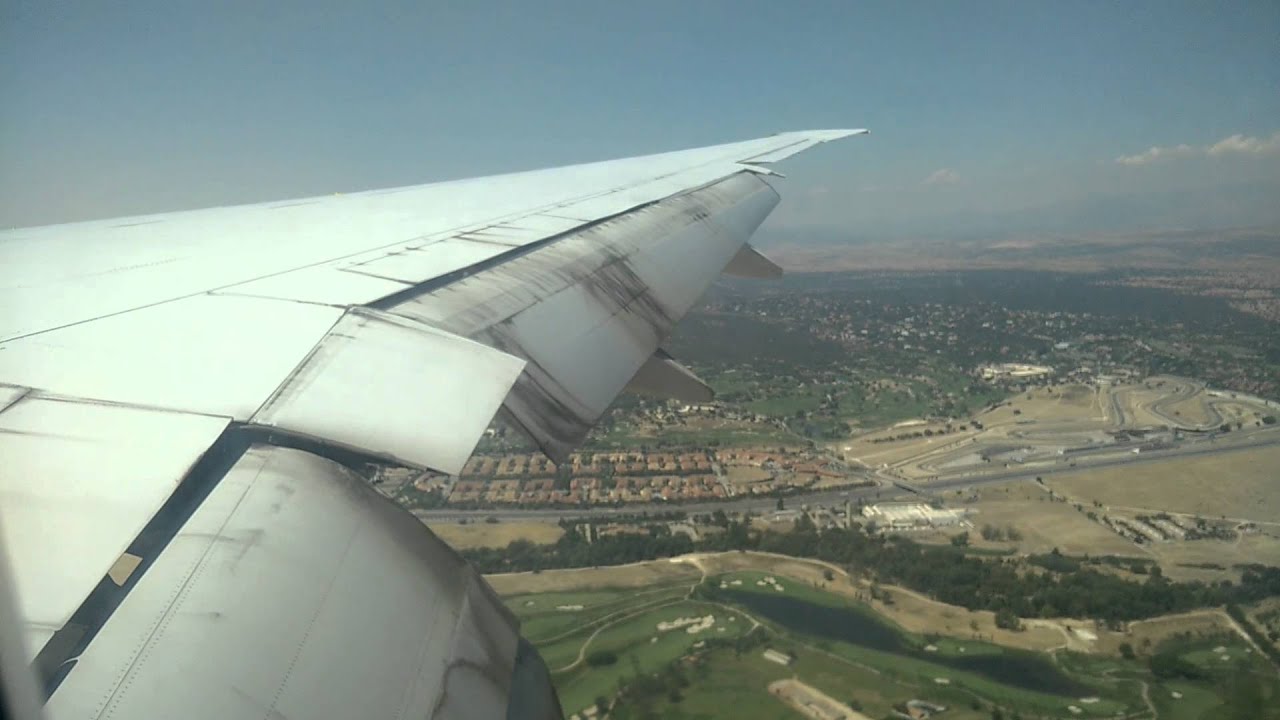 Emirates EK141 landing at Madrid-Barajas