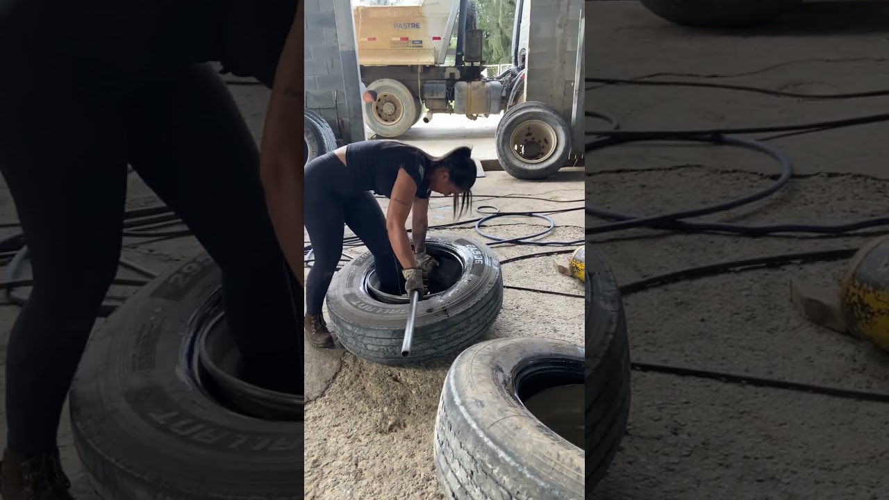 Mulher Desmontando pneu de caminhão 295