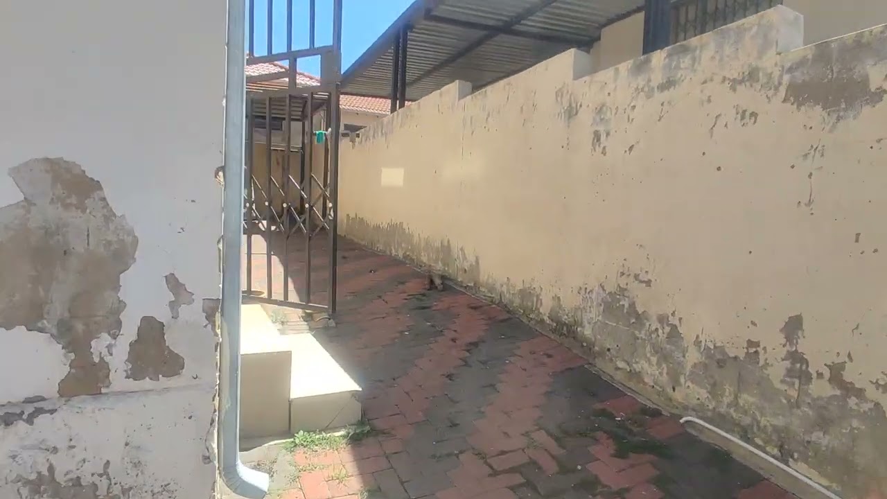 2 bedroom, 1 bathroom house with a rental cottage in Fleurhof. R900k