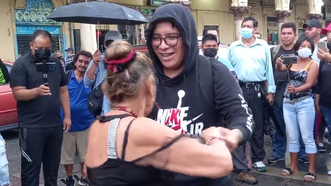 by carty se roba la pista de baile y las miradas del publico y todos se emocionan y se divierten