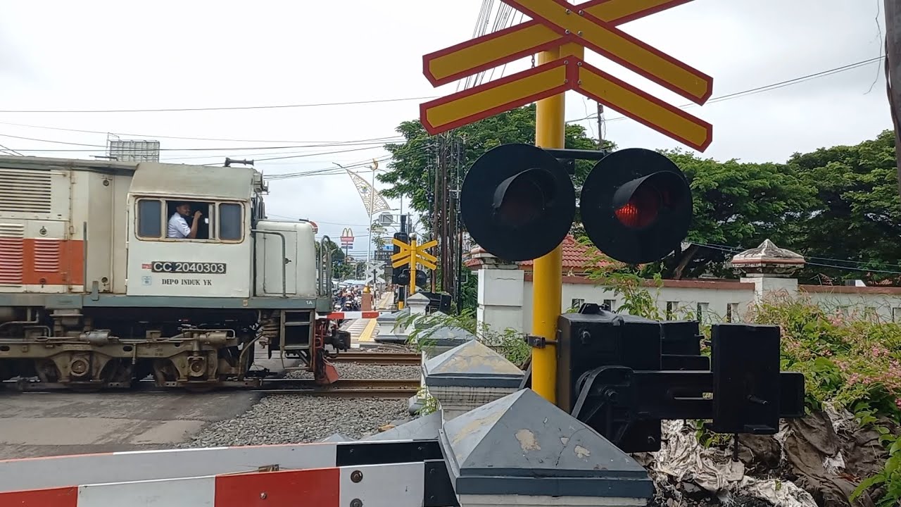 Kereta Api Panjang || Indonesian Railway Crossings || KA109	Fajar Utama Yogyakarta KA166 Dhamawangsa