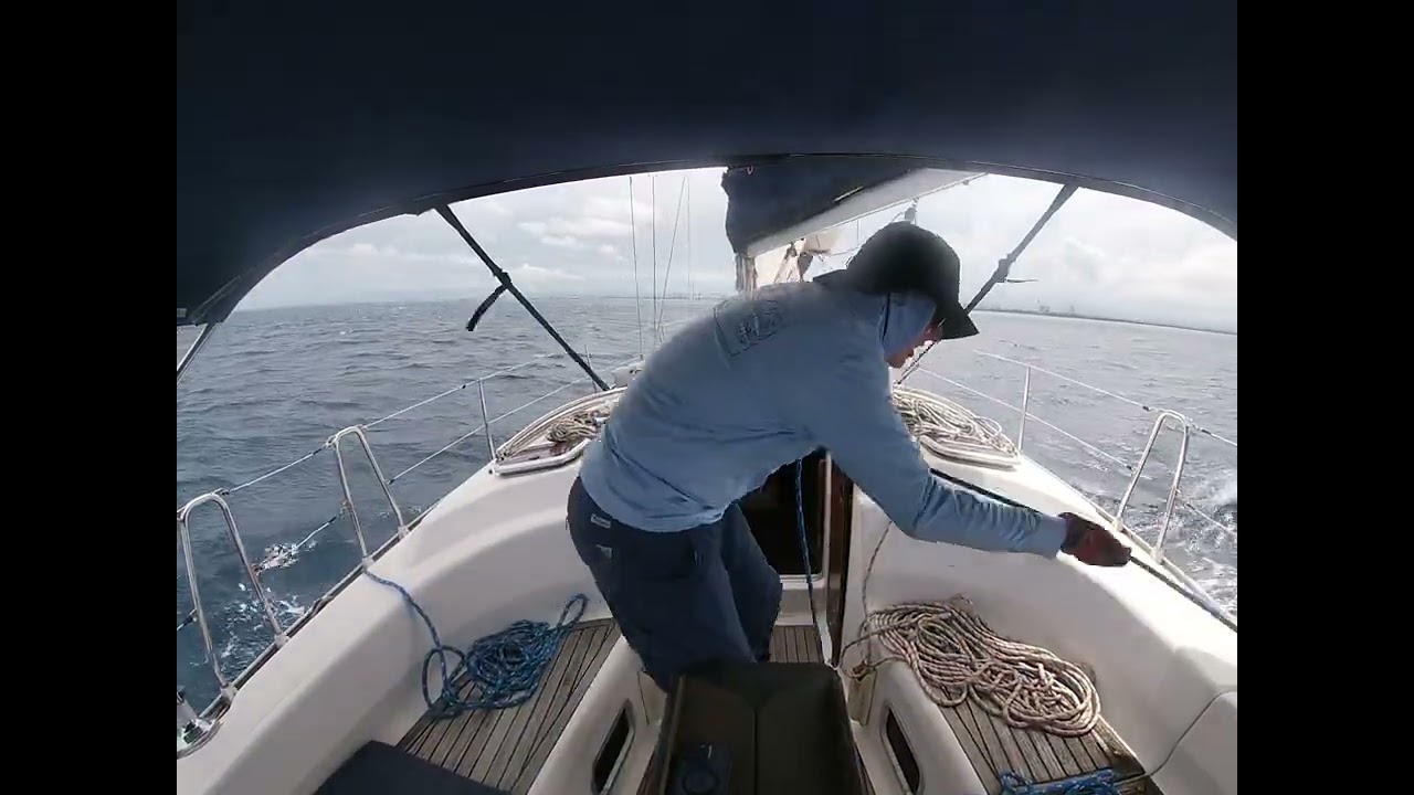 Bavaria 35 Short Cut, SE wind = no waves.