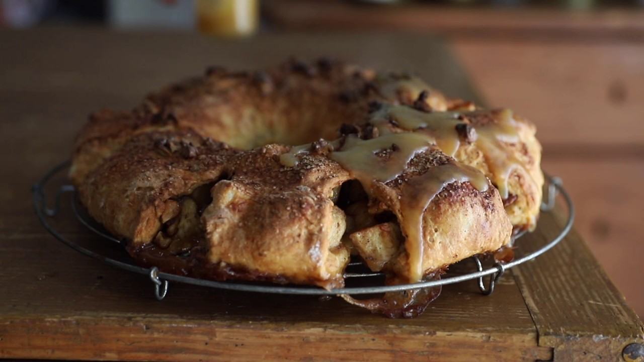 Odrywany chlebek z jabłkami i sosem karmelowym / How to make apple pull-apart bread / ASMR baking