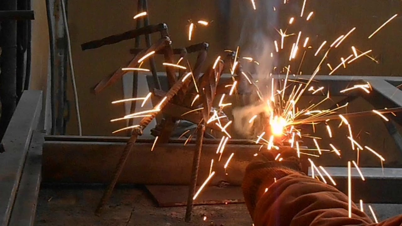 Паук из металла сделанный руками жены.A metal spider made by the hands of a wife.