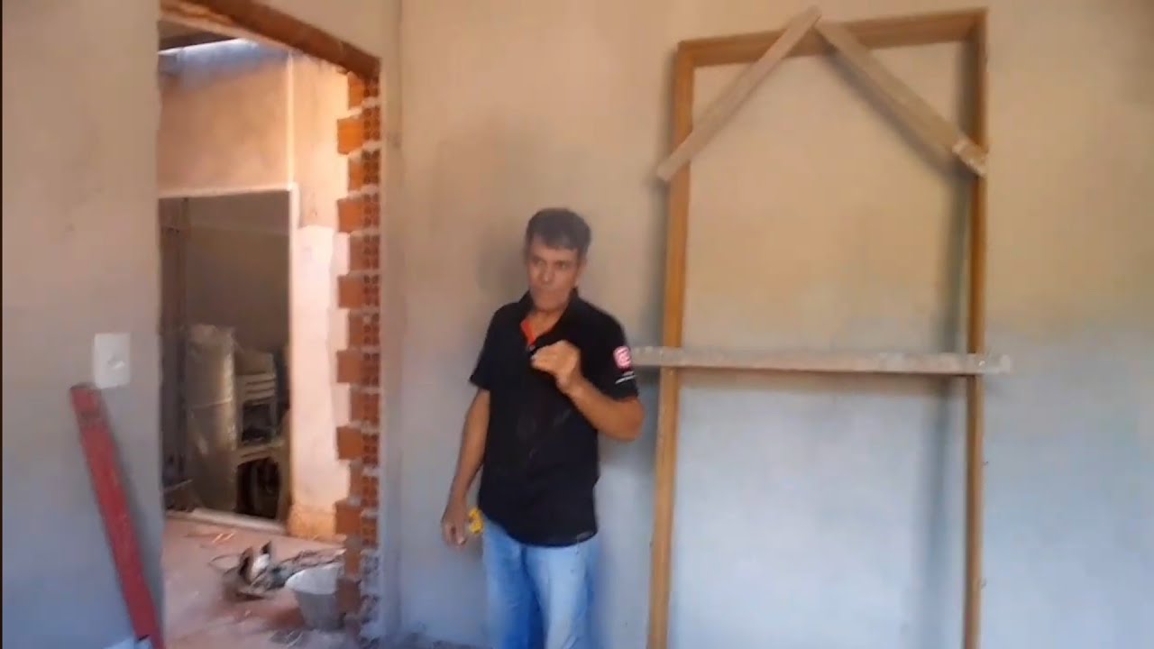 Montando e chubamdo o batente da porta do nosso quarto suíte econômico. 