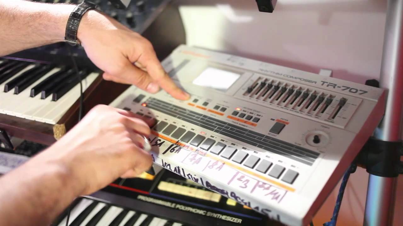 Arnaud Rebotini, dans son studio