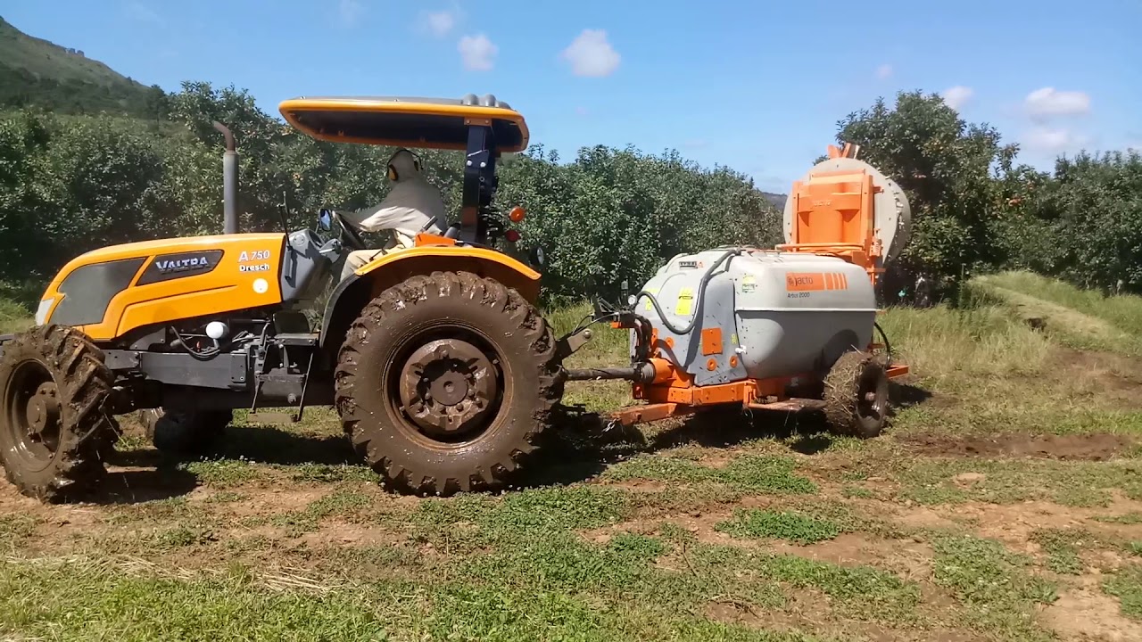 Jacto arbus Valência no pomar de macieiras 3