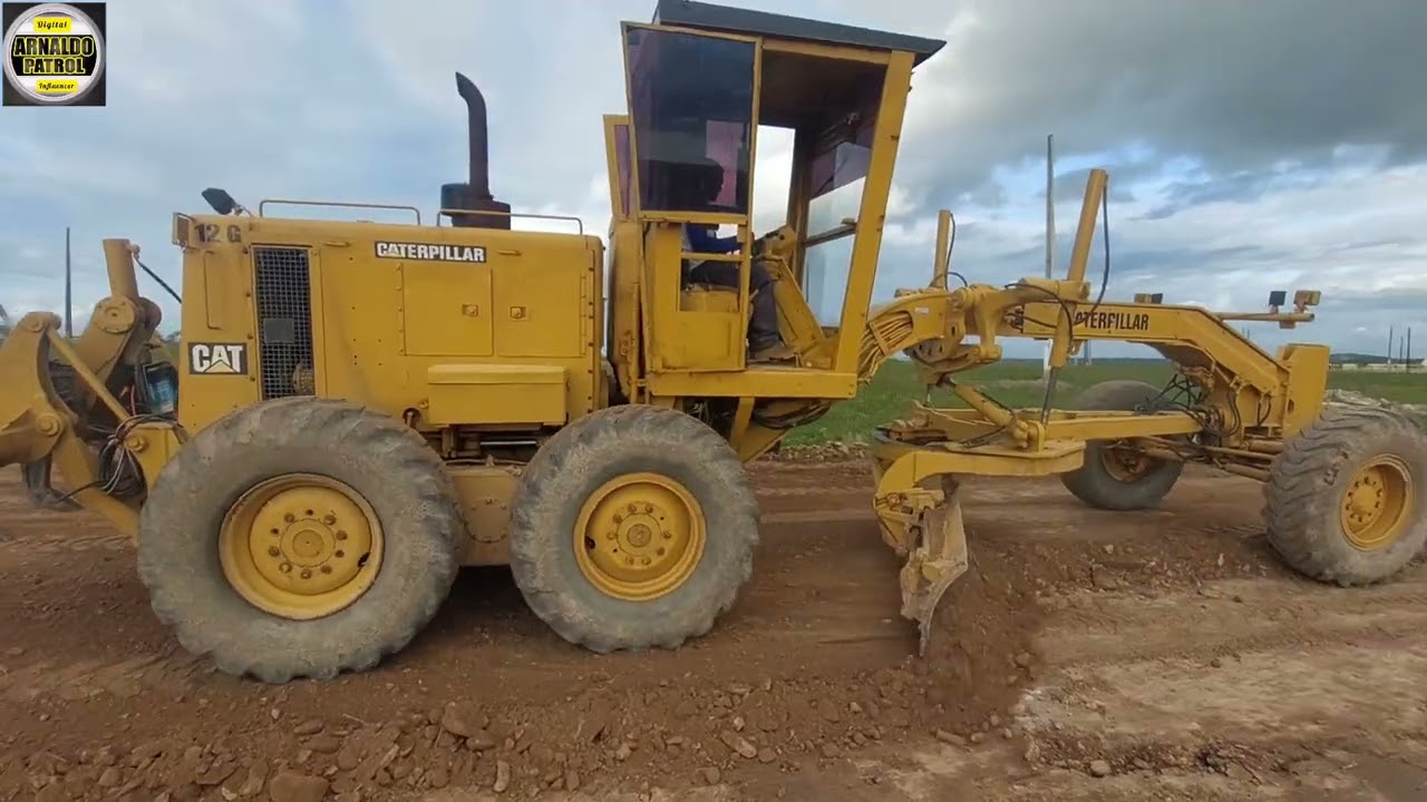 Motoniveladora cat 12G trabalhando 