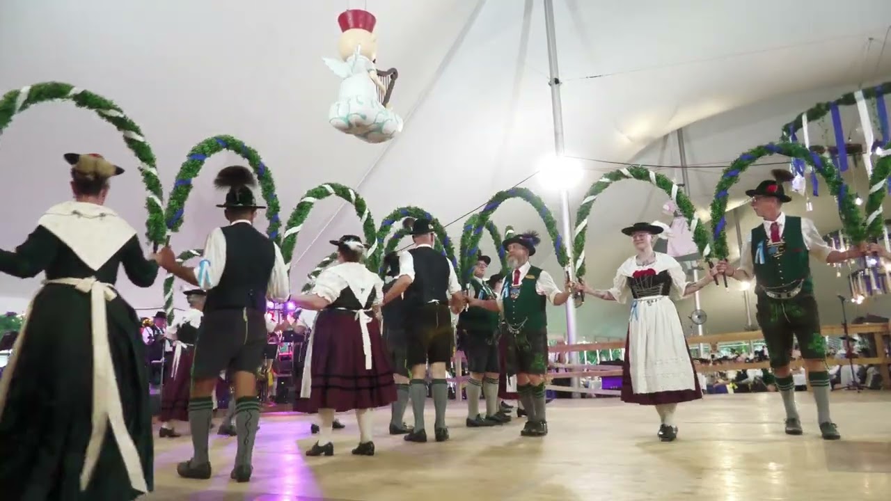 16. Enzian Volkstanzgruppe performing the Kronentanz - 30. Gaufest 2025