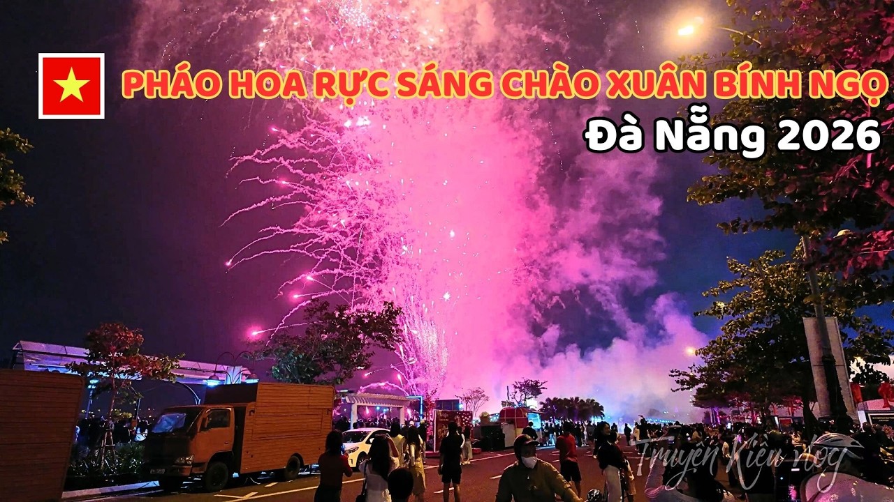 Đà Nẵng: Pháo Hoa Rực Sáng Chào Xuân Bính Ngọ 2026 , Trên Phố Đi Bộ Bạch Đằng