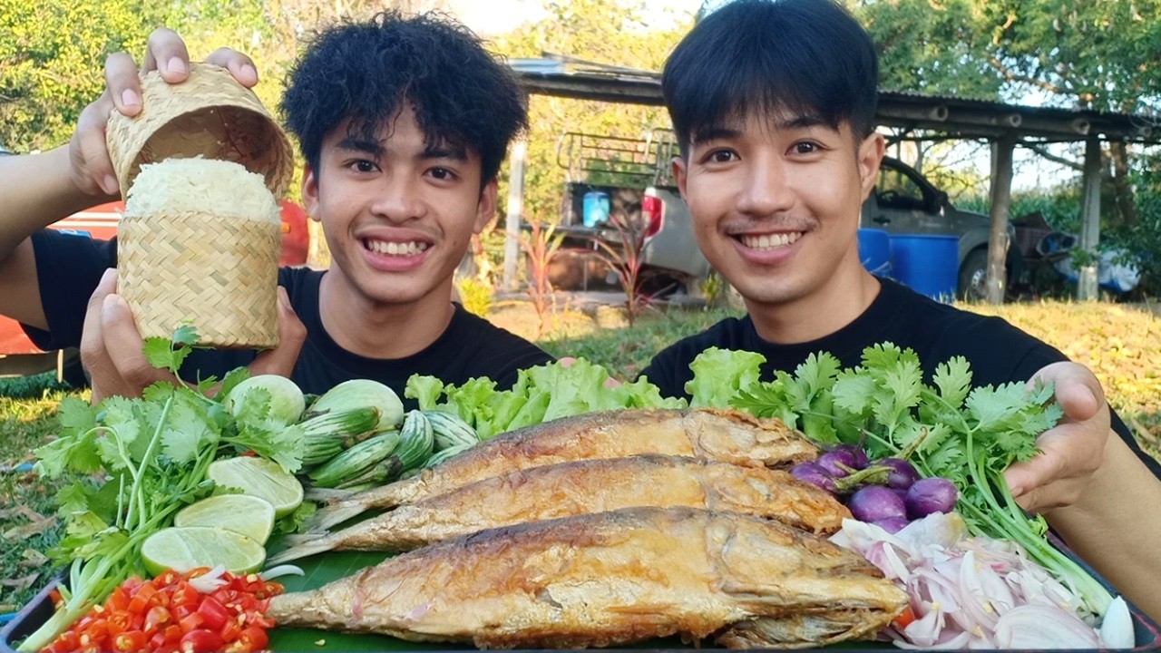 ปลาทูมันทอดหอมๆ บีบมะนาวหอมซอยพริกสด มันแซ่บอร่อยสุดๆ.