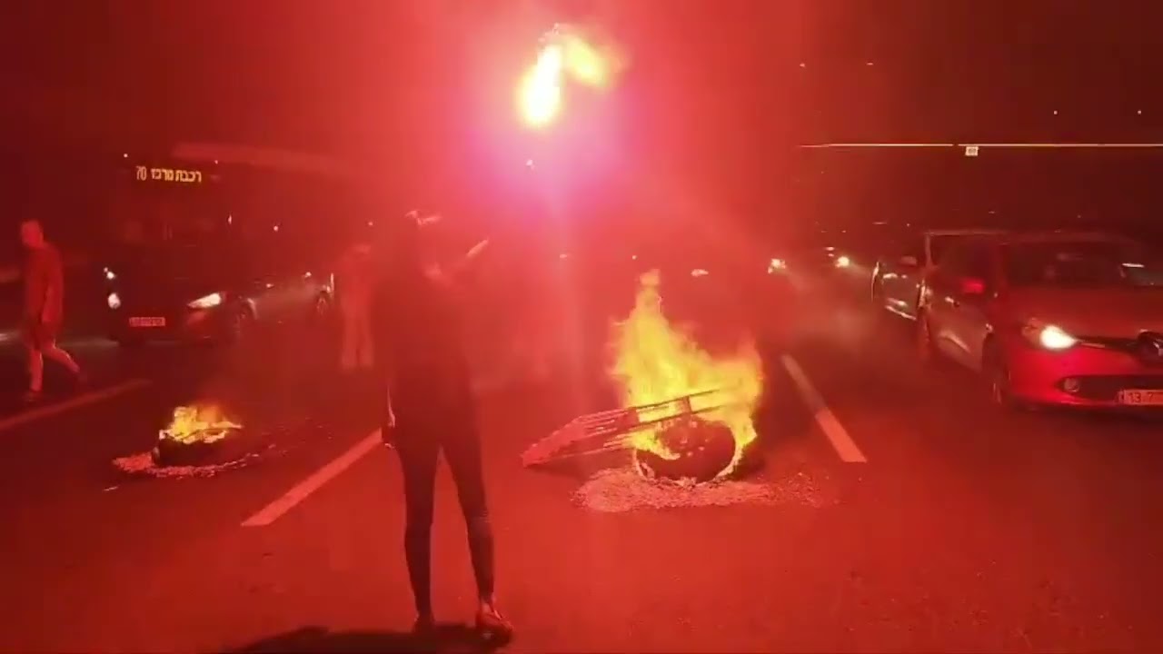 Protesters Block Traffic in Tel Aviv Demandind Release of Hostages