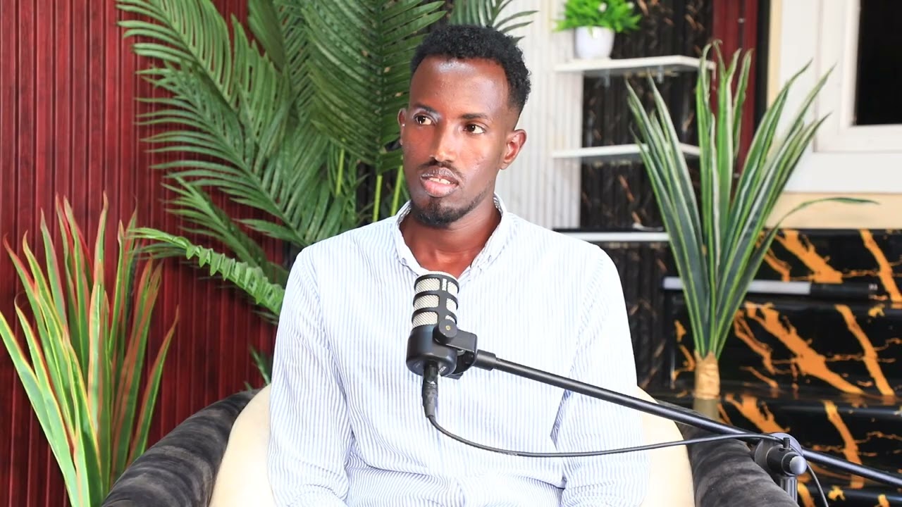 Gudoomiyihi  hore ee degamda halgan oo u hambalyeye gudoomiyaha cusub ee dagmada 