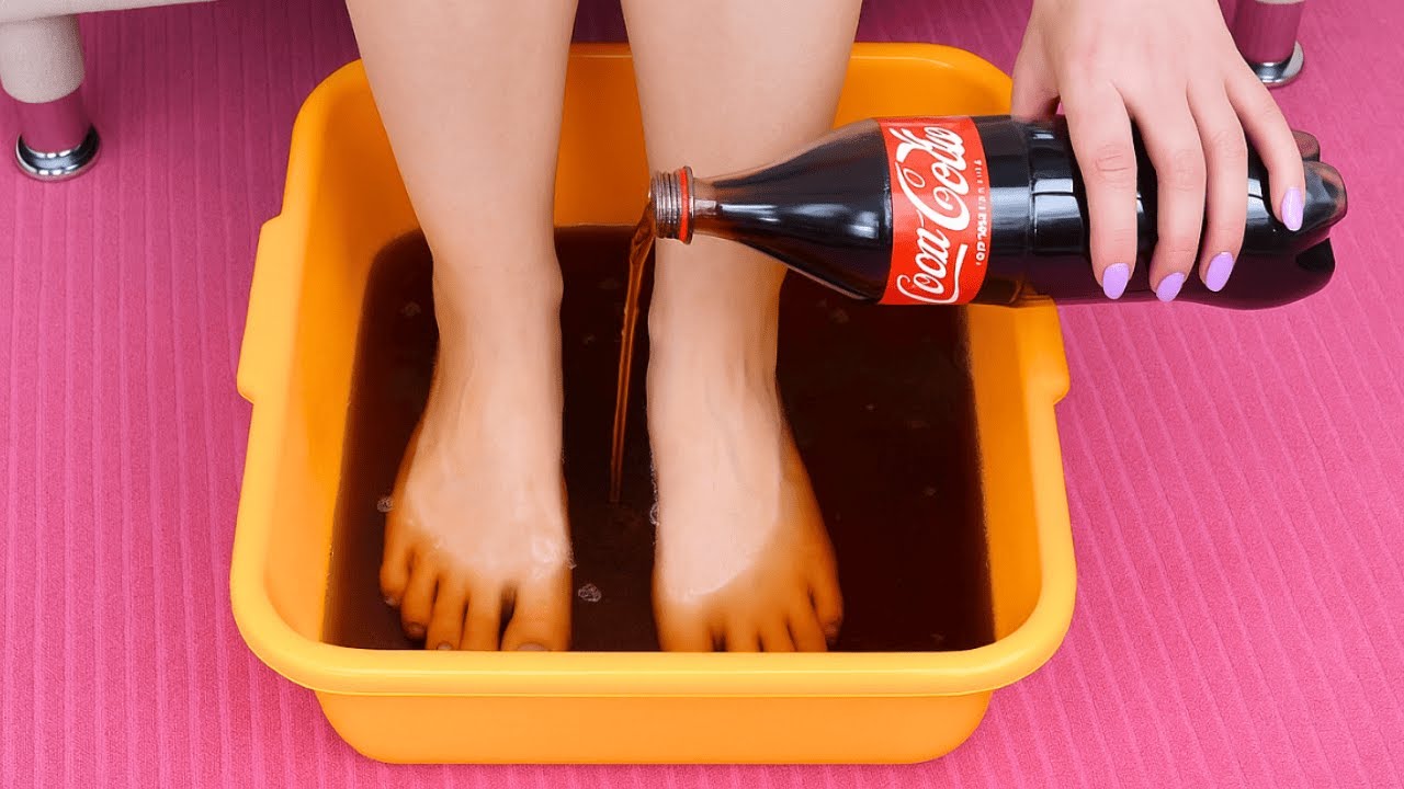 Zwilż stopy coca-colą. Zmiękczy pięty i usunie martwy nask&oacute;rek