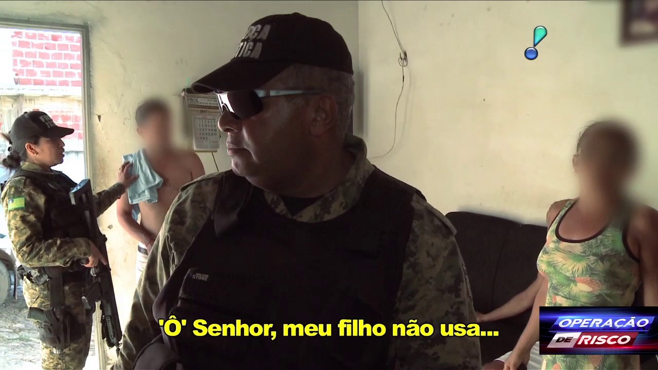 Mãe se desespera ao ver filho sendo preso em casa pela segunda vez
