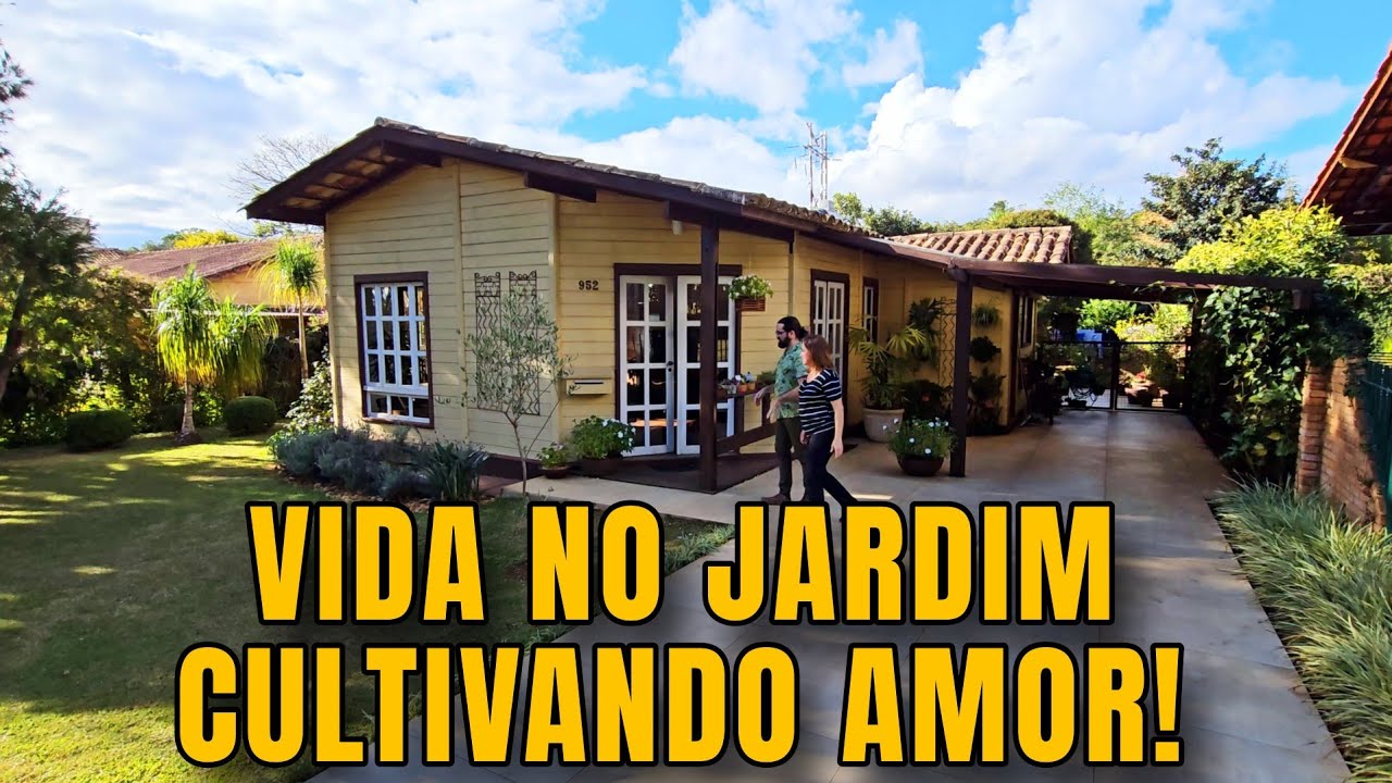 ELA VIVE em um JARDIM ESPETACULAR - CASA DE MADEIRA CERCADA DE PLANTAS