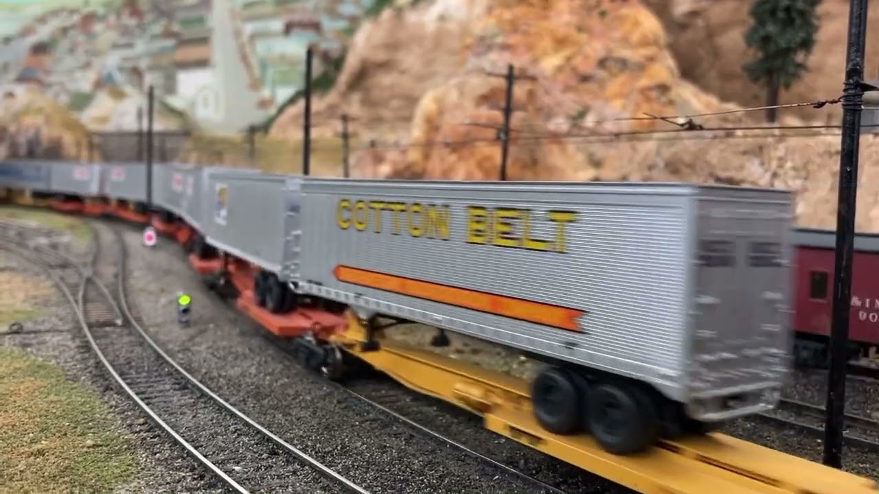 Hotshot Union Pacific TOFC/Intermodal Train on Denver HO Club Layout