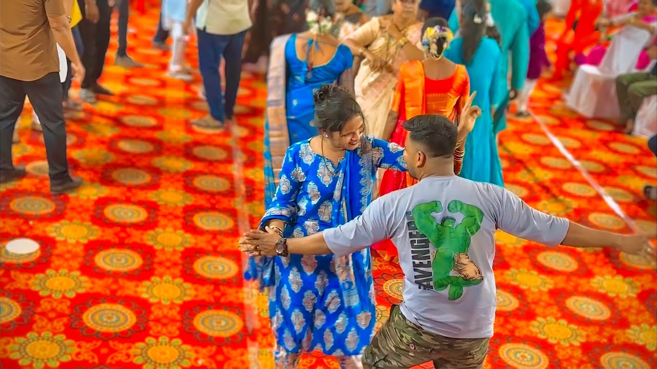 जशी KEYBOARD वाल्यांनी गाणी घेतली वाजवायला तशी PUBLIC लागली DANCE करायला Jay Mahakali Musical Group 