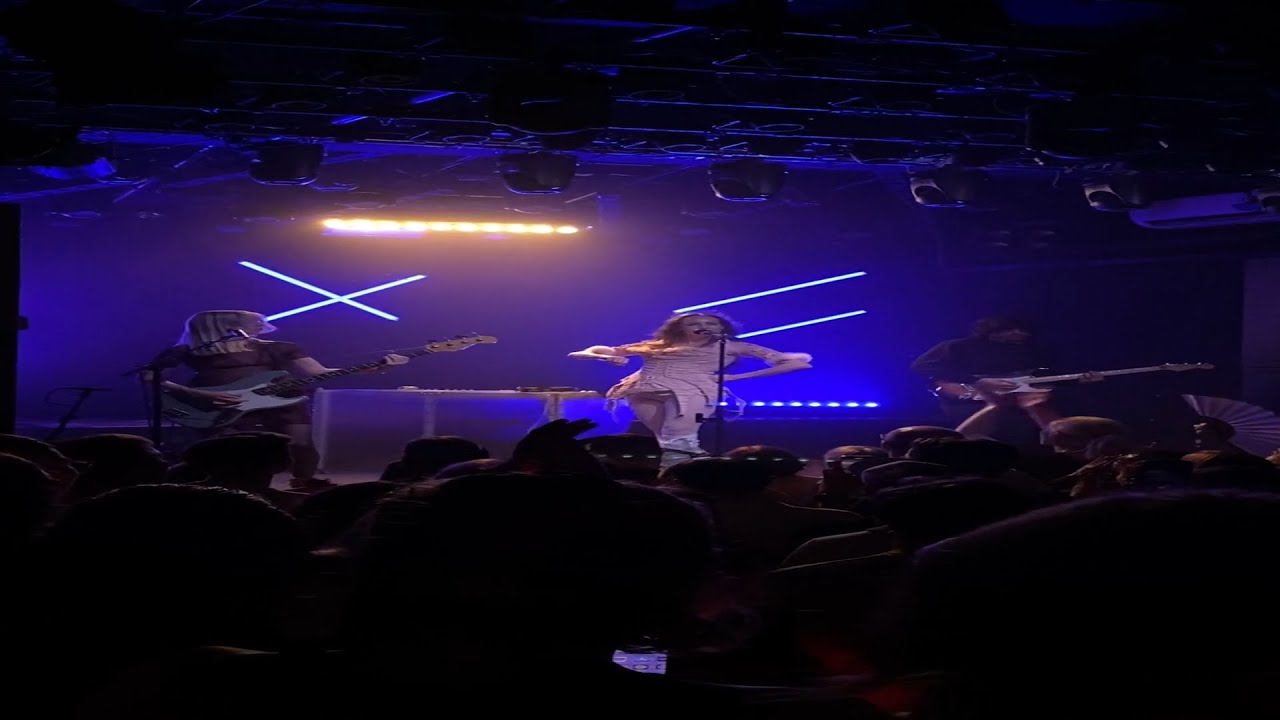 Allie X - Seventh Floor (Unreleased, Live in Vienna)