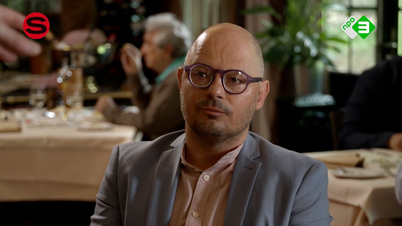 Dikke kale man met gek paars brilletje - Sluipschutters (S6A2)